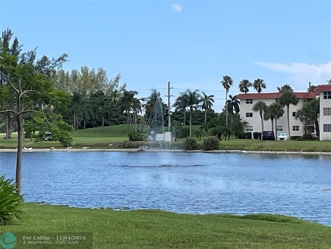 Building Photo - 9500 N Hollybrook Lake Dr