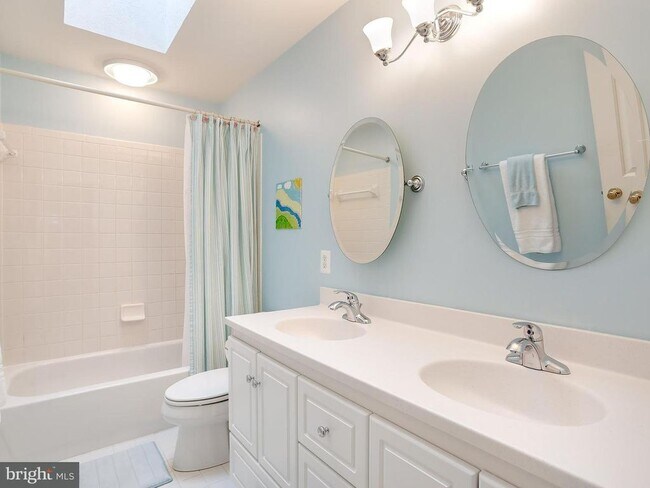 Foto del edificio - 10812 Maplecrest Ln