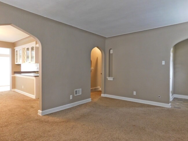 Building Photo - 708 Forest Ave