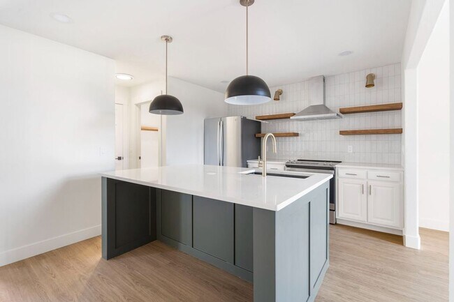 Building Photo - 3279 W Kingsley St