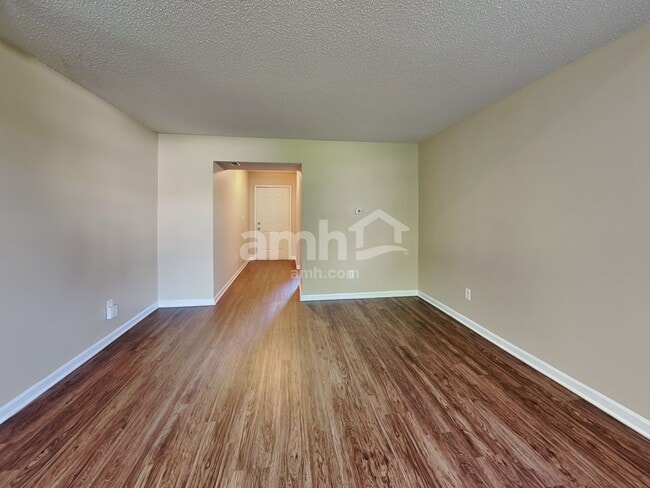 Foto del edificio - 6036 Draycott Dr