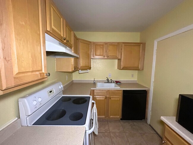 Building Photo - Welcome to charming 2-bedroom, 1-bathroom ...