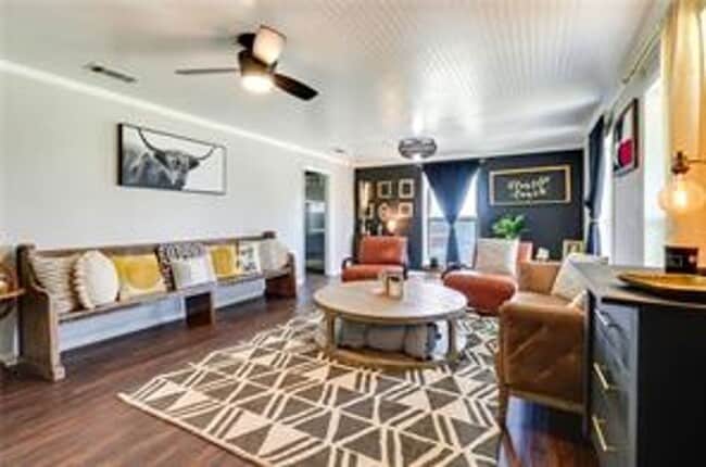 Building Photo - 3911 Southwinds Dr