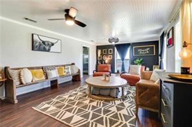 Foto del edificio - 3911 Southwinds Dr