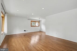 Building Photo - 604 Yeonas Dr SW