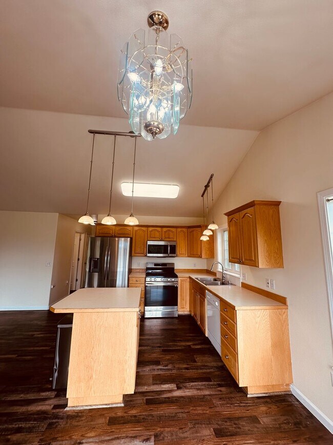 Foto del edificio - Beautiful mountain views! 3 bed 2 bath 2 c...
