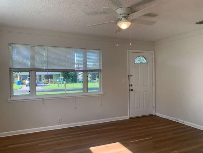 Building Photo - Updated 2 Bedroom 1 Bath in Central Gulfport