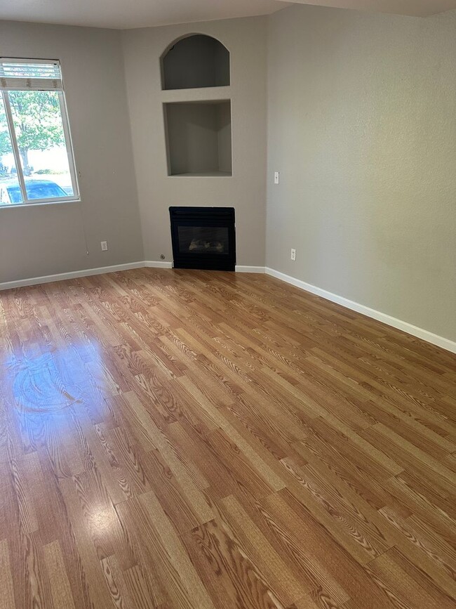 Building Photo - Clean, spacious, 2 bedroom, 2.5 bath townh...