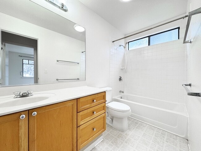 Building Photo - Centrally located Waipahu Single Family Home!