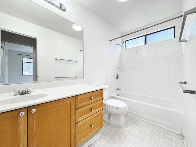 Foto del edificio - Centrally located Waipahu Single Family Home!