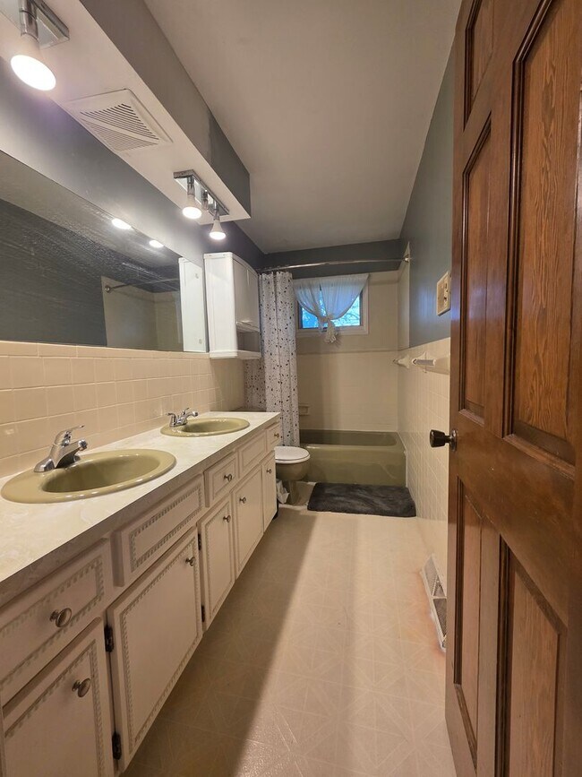 Foto del edificio - Spacious Four Bedroom Home!