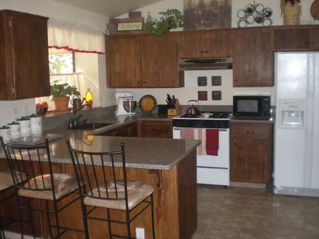 Foto del edificio - ***New Listing*** 3 Bedroom 2 Bath home in SW Visalia!!! Yard Care Included!