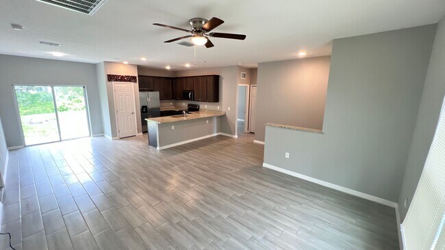 Foto del edificio - BEAUTIFUL 3 Bedroom, 2 Bathroom Home in Pa...