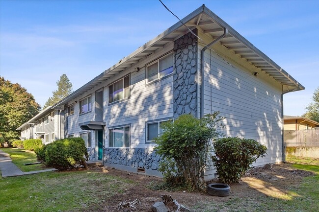 Building Photo - Green Tree Apartments