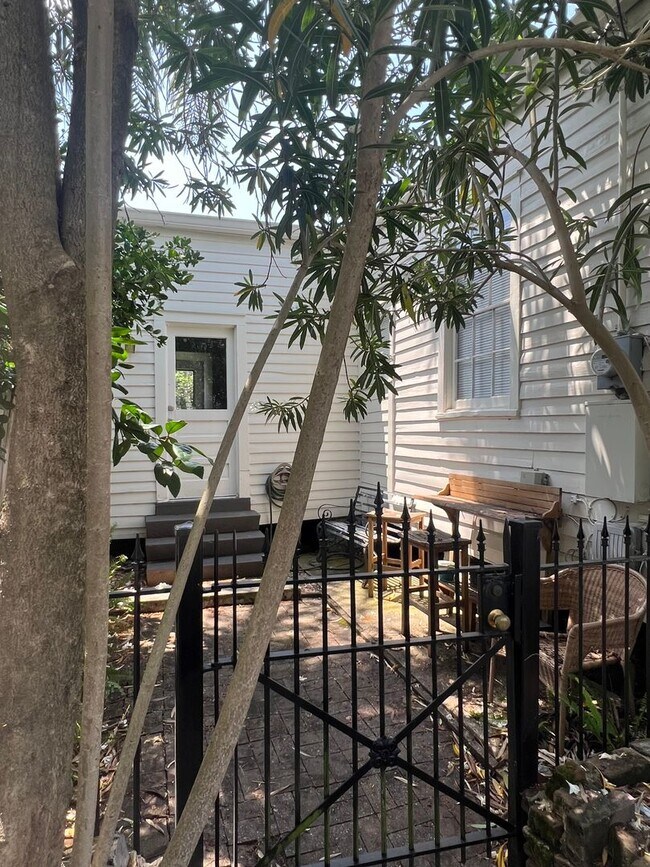 Building Photo - Single Family Home right off Magazine Street!