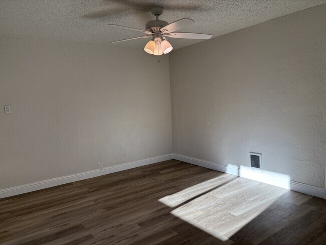 Foto del edificio - Remodeled 1-bedroom duplex near downtown Placerville.
