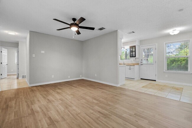 Foto del edificio - Three Bedroom Two Bathroom Home with Large...