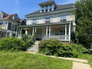 Building Photo - 98 Elm St
