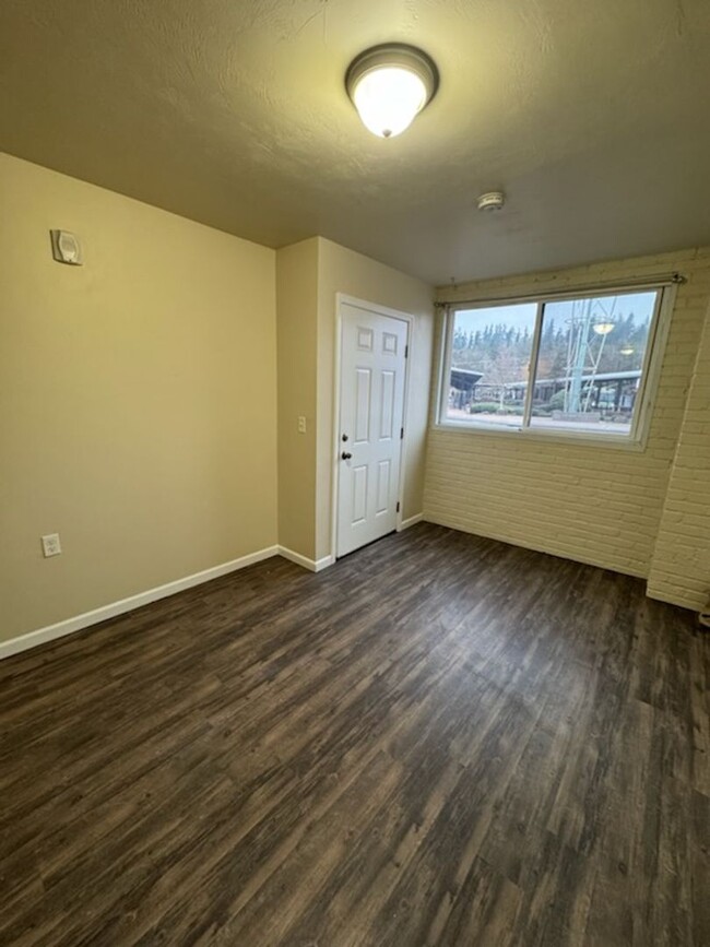 Building Photo - Modern studio apartment in Springfield on ...