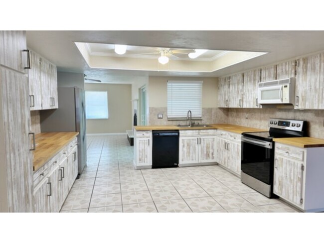 Building Photo - Spacious 4 Bedroom 2 Bath Waterfront Pool ...