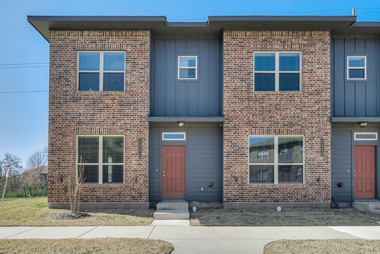 Foto principal - Spacious Townhome Available Now!