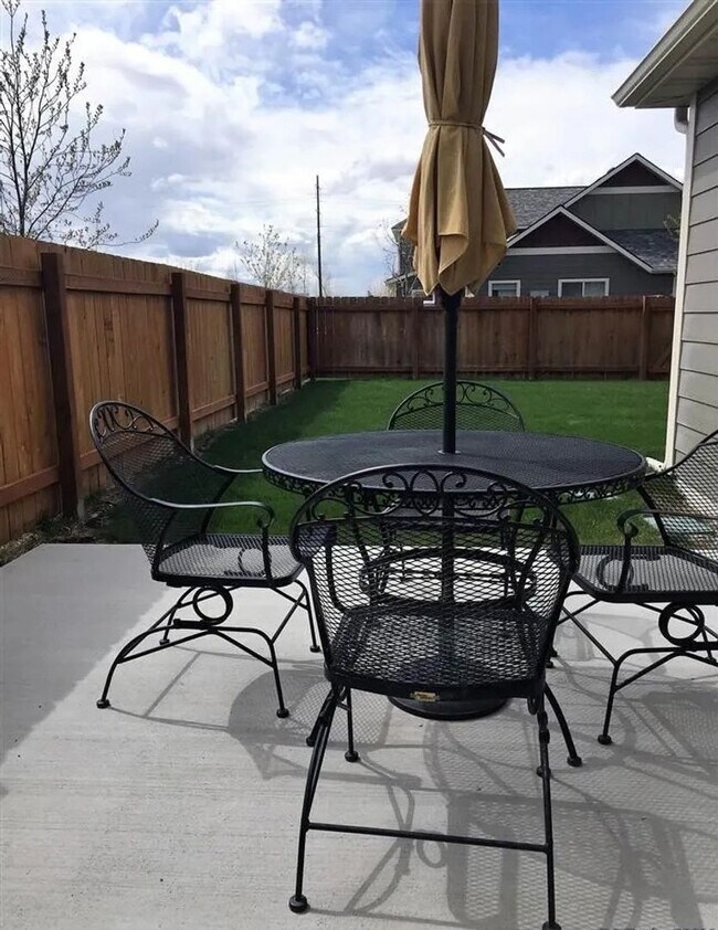 Foto del edificio - Beautiful 3 bedroom 2 1/4 bath townhouse in 4 Corners! Fenced backyard!