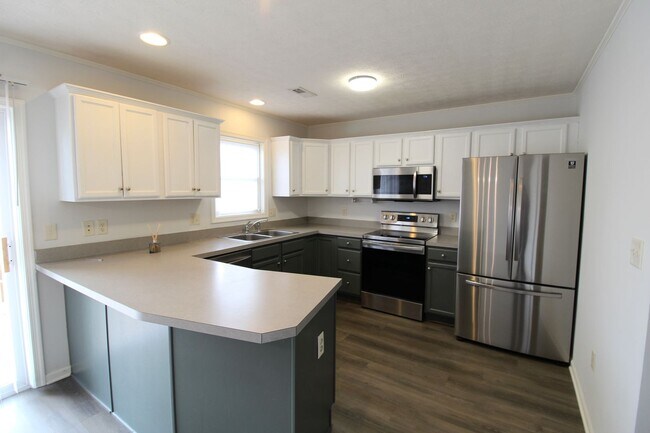 Foto del edificio - 3 story townhome with fenced in yard for rent in Taylor Springs