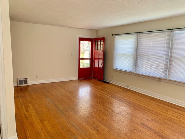 Building Photo - 1607 S. FAIRWAY AVE. - 1 SMALL PET NEGOTIA...