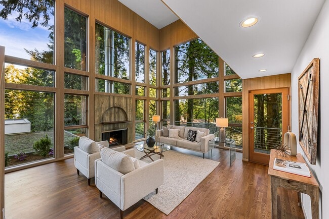 Building Photo - 2261 W Lake Sammamish Pkwy SE