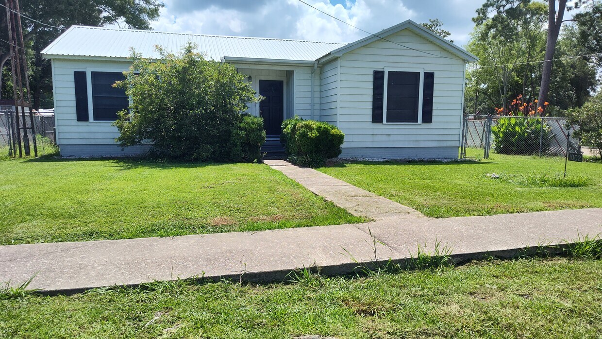 Primary Photo - 1002 N Church St