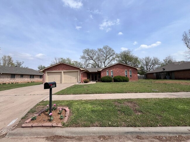 Building Photo - 2317 NE Village Dr