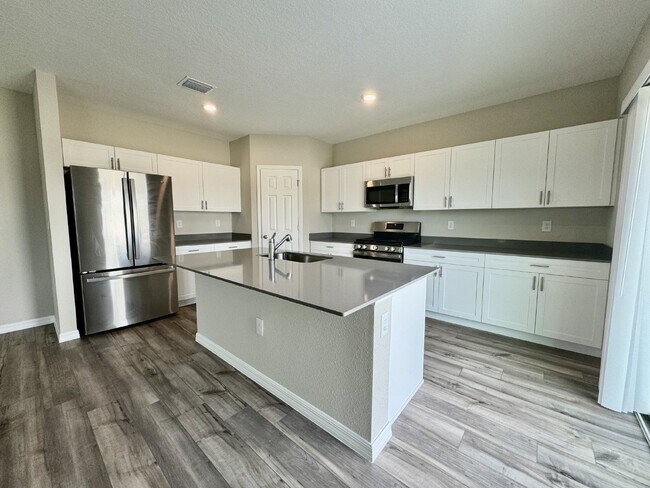 Building Photo - ***Accepts Housing Choice Voucher*** Spaci...