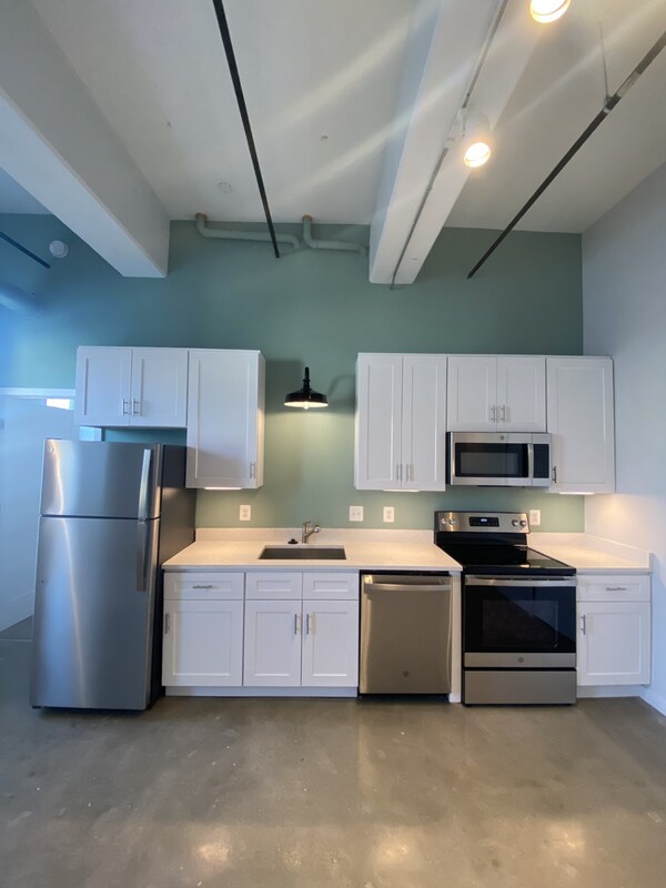 Building Photo - 923 S East Ave