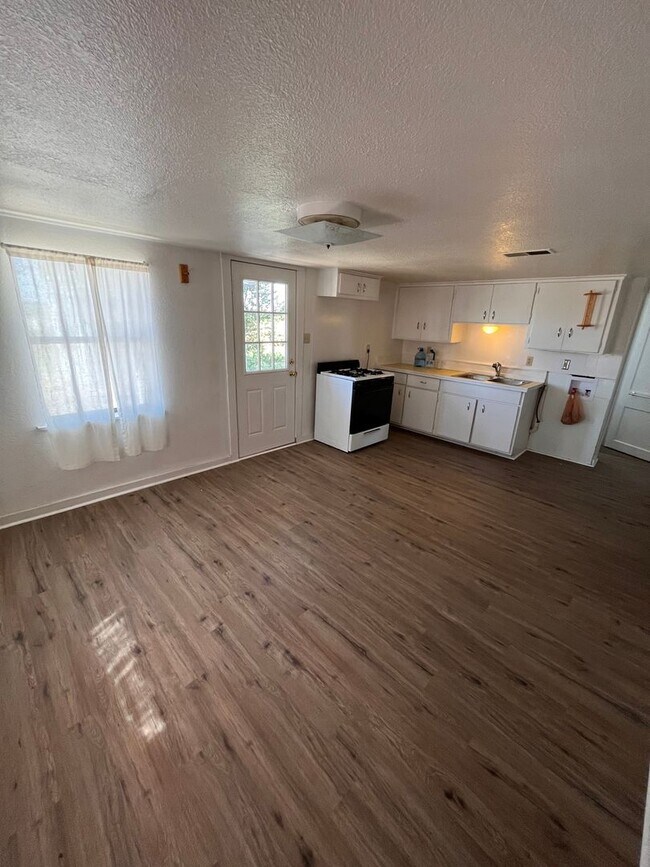 Building Photo - Great country property!