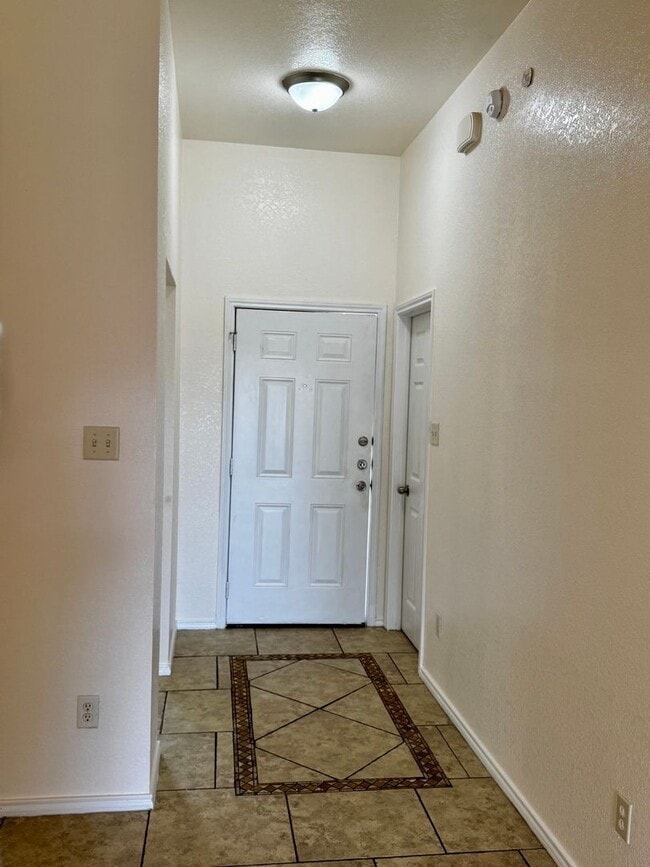 Foto del edificio - Spacious 4 Bedroom 2 Bath