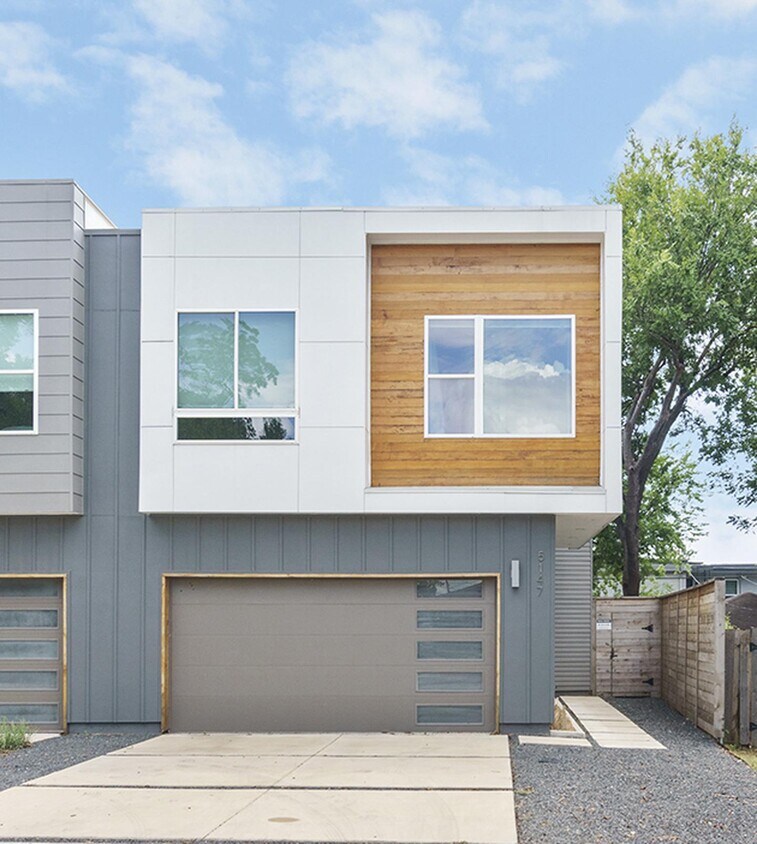 Foto principal - Modern Oak Lawn townhome with fenced yard ...