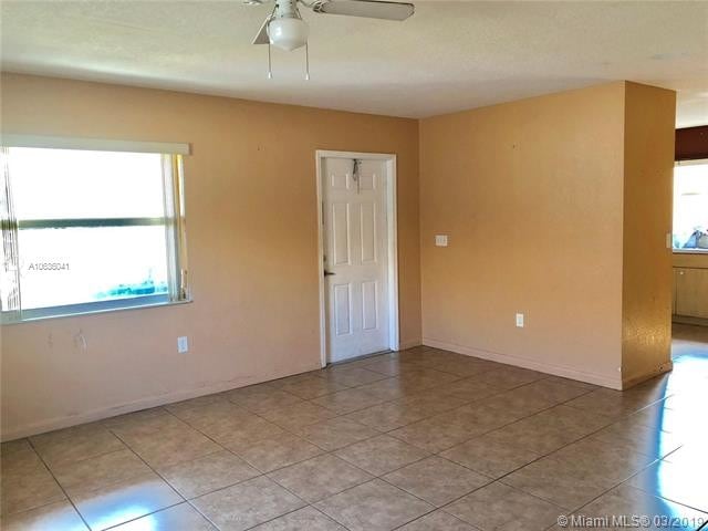Building Photo - 319 NE 35th Ct