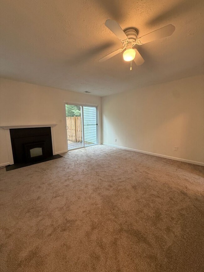 Foto del edificio - 1347 Rigbie Hall Ct