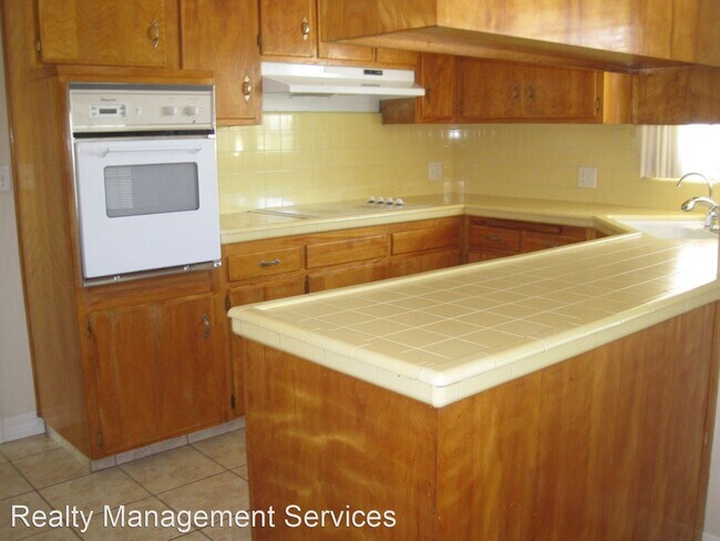 Building Photo - 3 br, 2.5 bath House - 2715 Crest Dr