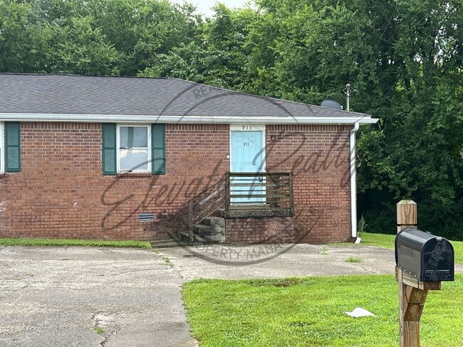 Building Photo - Trailwood Circle 909-911