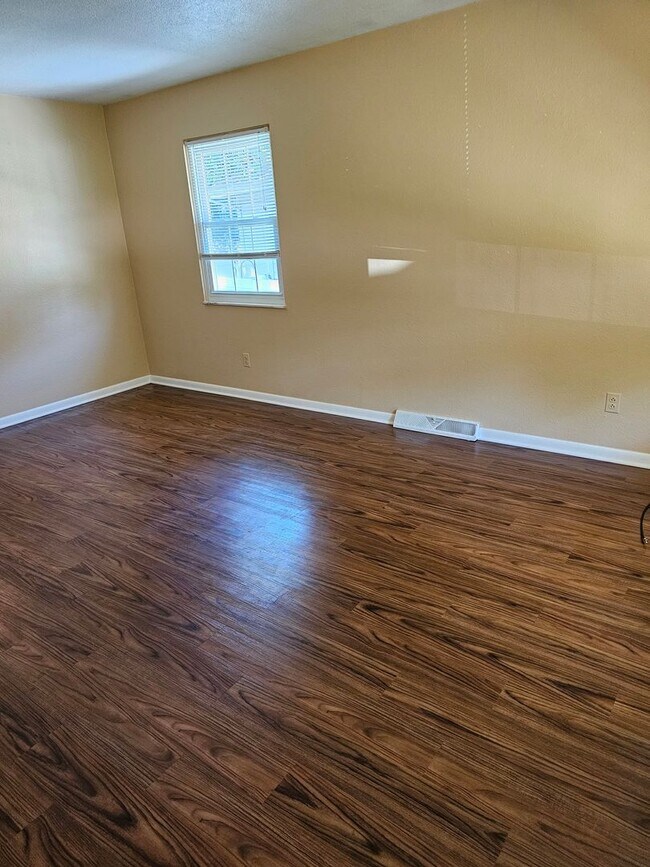 Building Photo - Updated 2 Bedroom Home