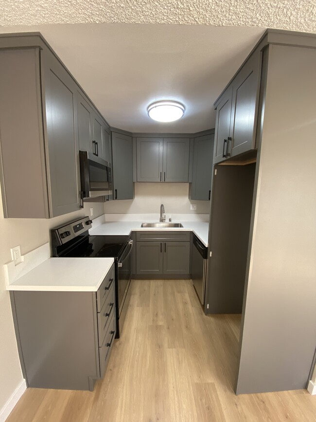 Renovated Kitchen 107 - New Hampshire Luxurious Apts