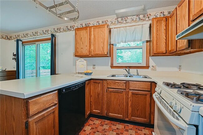 Foto del edificio - Room in House on Sanderson Dr