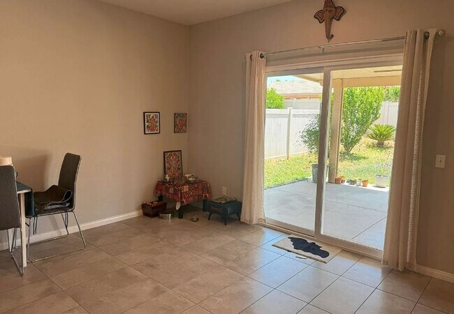 Foto del edificio - Furnished 4 Bed/2 Bath Plus a Bonus Room U...