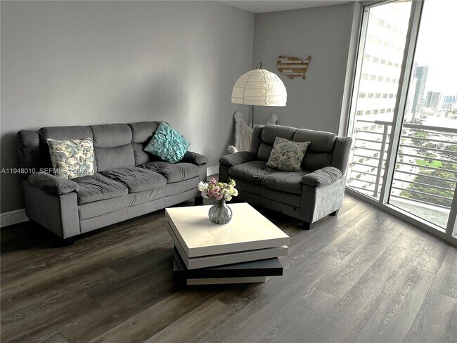 Foto del edificio - 325 S Biscayne Blvd