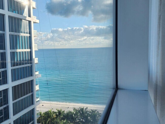 Foto del edificio - 6801 Collins Ave