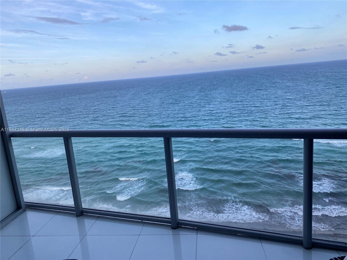 Foto principal - 17121 Collins Ave