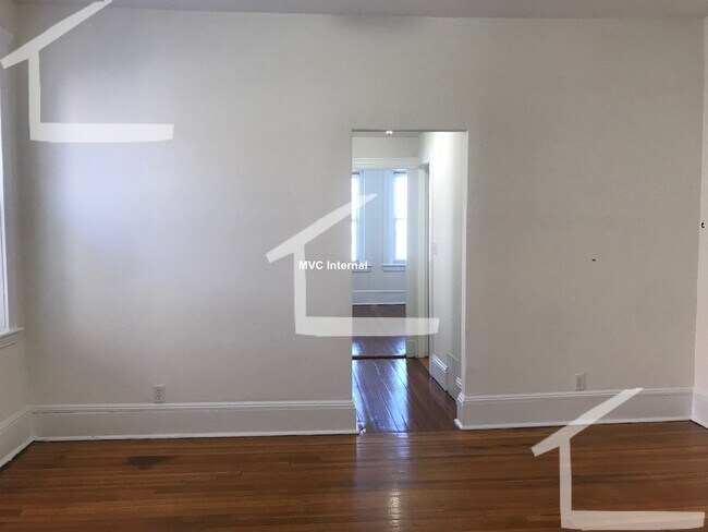 Foto del edificio - Spacious 1 Bed Seconds From The Green Line