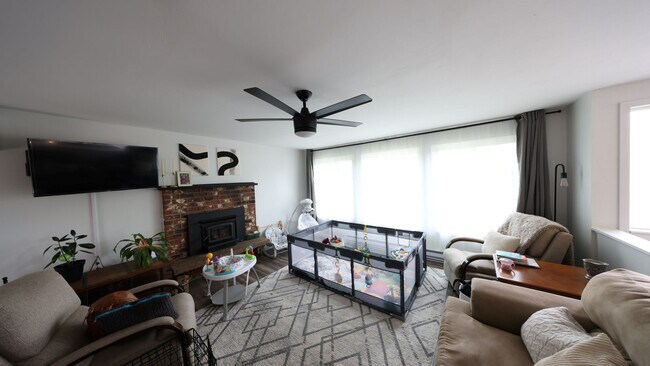 Foto del edificio - 3 Bed 2 Bath - A/C - Large Backyard - Dog Friendly - NAS Whidbey