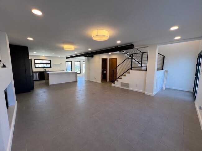 Foto del edificio - POOL HOME IN SHEFFIELD ESTATES!